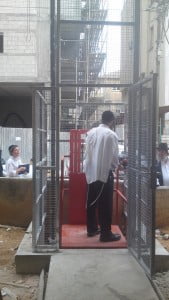 התקנת במת הרמה (מעלון) תחליף למעלית 1 התקנת במת הרמה (מעלון) תחליף למעלית 1