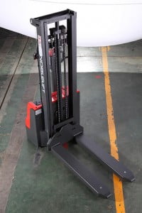 חשמלי שוקל אדם הולך ECL10SC 5 200x300 - מלגזון חשמלי שוקל אדם הולך ECL10SC