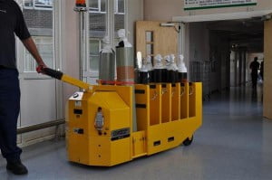 עגלה חשמלית להעברת בלוני חמצן -Gas Bottle Mover 1 עגלה חשמלית להעברת בלוני חמצן -Gas Bottle Mover 1