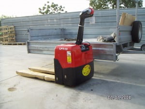 עגלות משטחים חשמליות מוביל אדם R100 8 עגלות משטחים חשמליות מוביל אדם R100 8