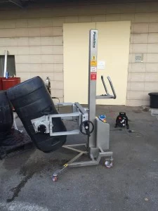 מלגזון נירוסטה להרמה וחביקה והיפוך חביות 2
