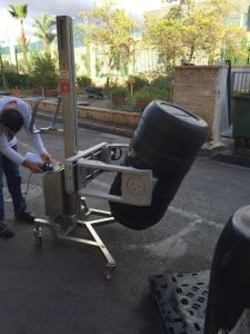 מלגזון נירוסטה להרמה וחביקה והיפוך חביות 4