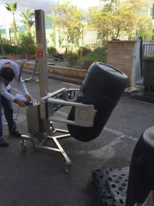 מלגזון נירוסטה להרמה וחביקה והיפוך חביות 4