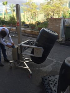מלגזון נירוסטה להרמה וחביקה והיפוך חביות 5