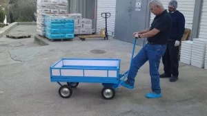 עגלת שירות עם 4 גלגלים יצוקים גדולים. ידית משיכה והיגוי. ארגז עץ