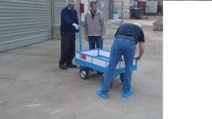 עגלת משא עם 4 גלגלים יצוקים גדולים. ידית משיכה והיגוי. ארגז עץ קשיח.