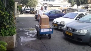 עגלת משא עם 4 גלגלים יצוקים גדולים. ידית משיכה והיגוי. ארגז עץ אספקה ללקוח