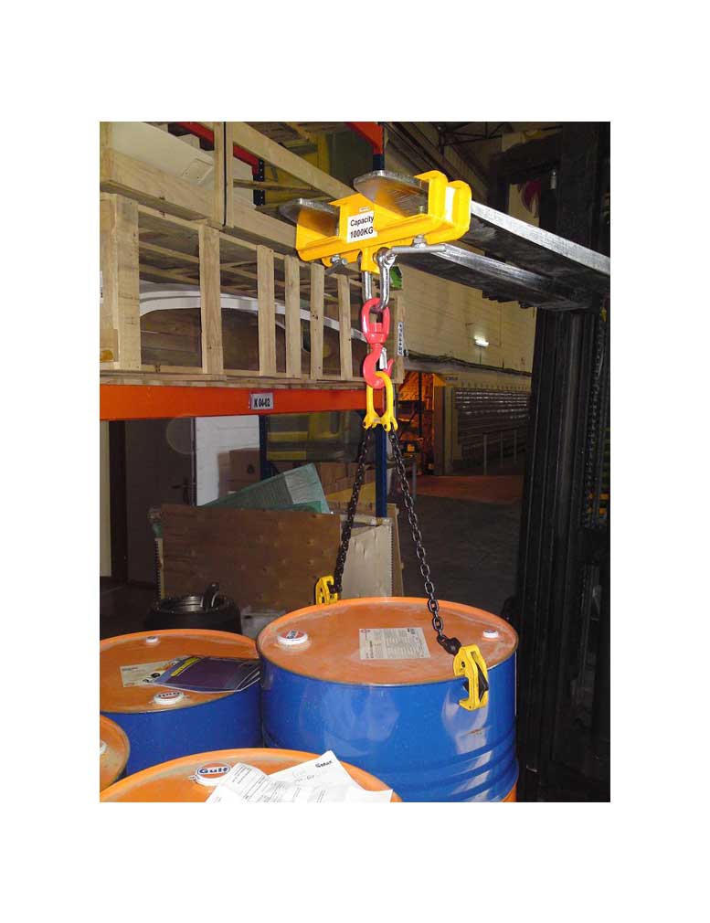 מתקן למלגזה כולל מענב להרמת חביות