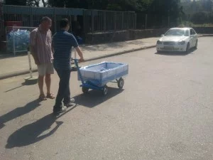 עגלת שירות עם 4 גלגלי אוויר גדולים ידית משיכה והיגוי ארגז פלסטיק קשיח Z112