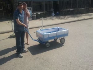 עגלת שירות עם 4 גלגלי אוויר גדולים.