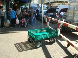 אספקת עגלת שירות עם 4 גלגלי אוויר גדולים. ידית משיכה והיגוי. ארגז פלסטיק קשיח. Z110 4
