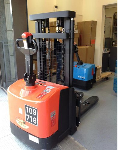 עגלת משטחים חשמלית ומלגזון חשמלי. 1 - הספקת עגלת משטחים חשמלית ומלגזון חשמלי