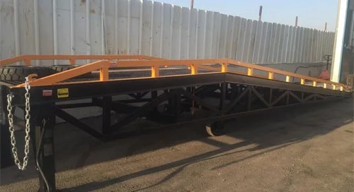 הספקת רמפה ניידת לפריקת מכולות על ידי מלגזה,