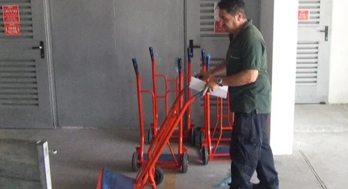 עגלות משא מברזל גלגל יצוק תמונה מהשטח